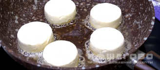 Фото приготовления рецепта: Мамины сырники быстро и вкусно из творога - шаг 7