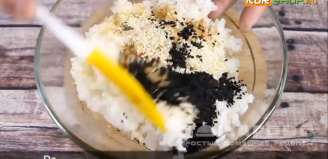 Фото приготовления рецепта: Рисовые шарики с начинкой «Японские рафаэлло» - шаг 4