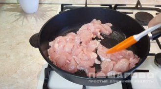 Фото приготовления рецепта: Шаурма с курицей и майонезом - шаг 1