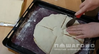 Фото приготовления рецепта: Пирог с сыром и сосисками - шаг 5
