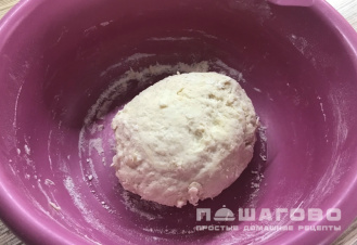 Фото приготовления рецепта: Пицца Пепперони в духовке - шаг 3