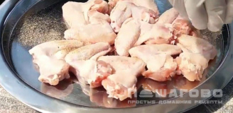 Фото приготовления рецепта: Хрустящие куриные крылышки на гриле - шаг 4