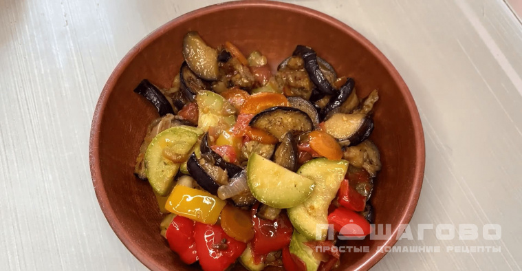 Овощи тушеные на сковороде с баклажанами и кабачками