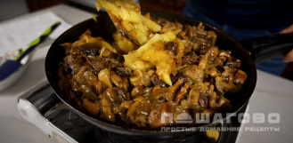 Фото приготовления рецепта: Жареная картошка с лесными грибами - шаг 9