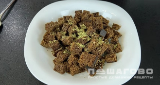 Фото приготовления рецепта: Салат с красной фасолью, кукурузой и сухариками - шаг 2