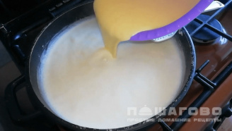 Фото приготовления рецепта: Домашний сыр с зеленью - шаг 2