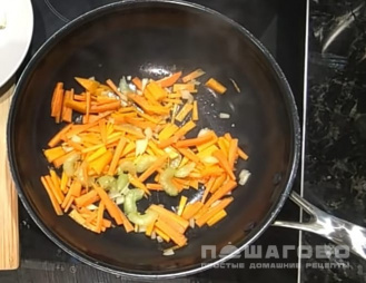 Фото приготовления рецепта: Чечевица с овощами - шаг 2
