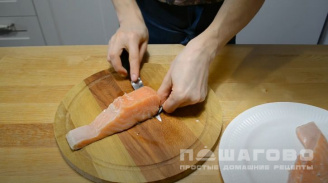 Фото приготовления рецепта: Заливной пирог с красной рыбой - шаг 6