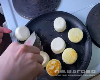 Фото приготовления рецепта: ПП сырники с рисовой мукой низкокалорийные - шаг 4