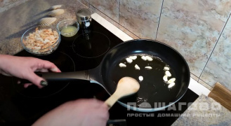 Фото приготовления рецепта: Салат с креветками и помидорами черри - шаг 4