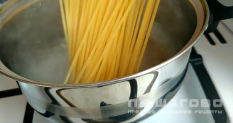 Фото приготовления рецепта: Паста с креветками в сливочном соусе - шаг 2