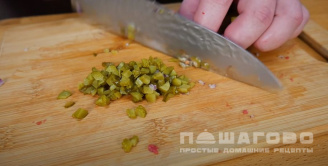 Фото приготовления рецепта: Бифштекс по-татарски - шаг 6