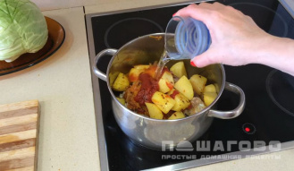 Фото приготовления рецепта: Бигус из свежей капусты с мясом и картошкой - шаг 6