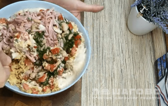 Фото приготовления рецепта: Салат с фасолью и ветчиной - шаг 5