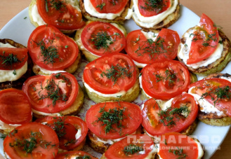 Фото приготовления рецепта: Кабачки с помидорами и чесноком - шаг 5