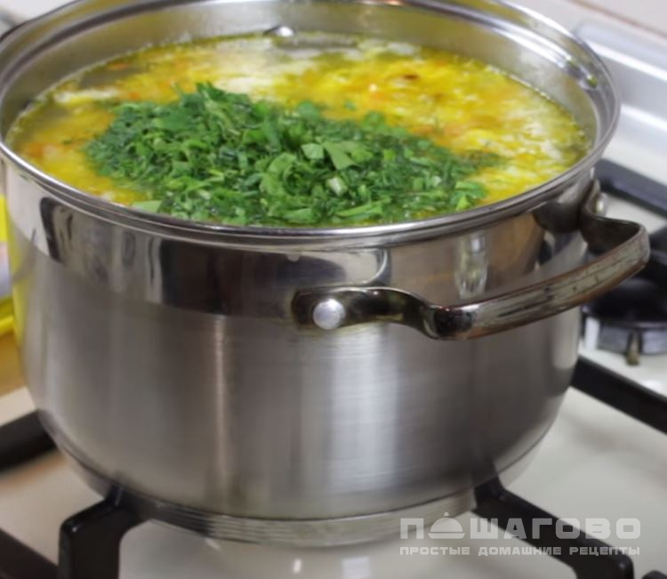 Фото приготовления рецепта: Куриный суп с яйцом - шаг 10