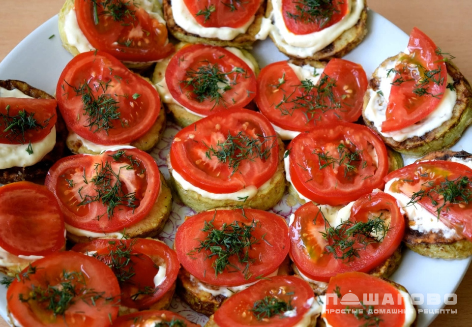 Фото приготовления рецепта: Кабачки с помидорами и чесноком - шаг 5