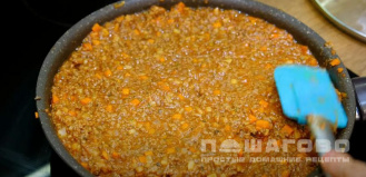 Фото приготовления рецепта: Лазанья с говяжим фаршем на сковороде - шаг 6