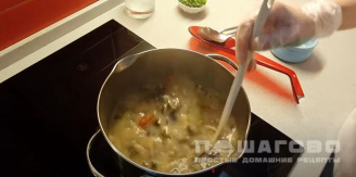 Фото приготовления рецепта: Суп кимчи с яйцом, тофу и древесными грибами моэр - шаг 11