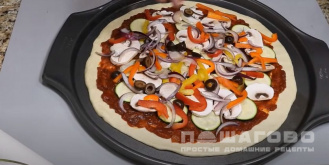 Фото приготовления рецепта: Постная пицца на сковороде - шаг 12