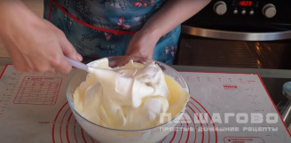 Фото приготовления рецепта: Бисквитное пирожное с масляным кремом - шаг 3