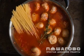 Фото приготовления рецепта: Спагетти с тефтелями и томатным соусом - шаг 3