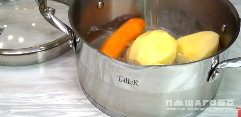 Фото приготовления рецепта: Салат оливье с мясом и свежими огурцами - шаг 1