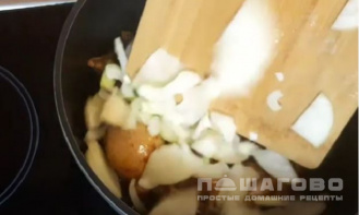 Фото приготовления рецепта: Утка с квашенной капустой и рисом - шаг 1