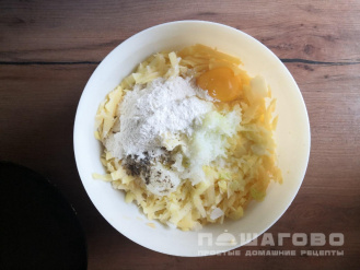 Фото приготовления рецепта: Картофельные драники с молоком - шаг 2