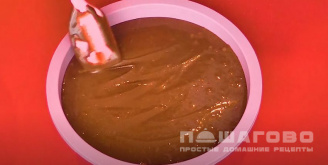 Фото приготовления рецепта: Шоколадный бисквит в микроволновке - шаг 3