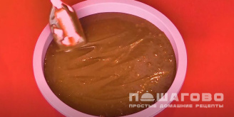 Фото приготовления рецепта: Шоколадный бисквит в микроволновке - шаг 3