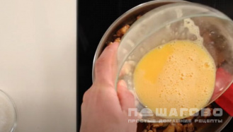 Фото приготовления рецепта: Оякодон (японский омлет с рисом и курицей) - шаг 7