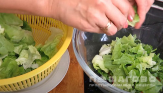 Фото приготовления рецепта: Зеленый салат с гренками - шаг 11