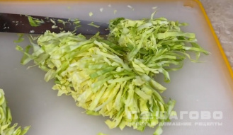 Фото приготовления рецепта: Салат с капустой, огурцами и кукурузой - шаг 1