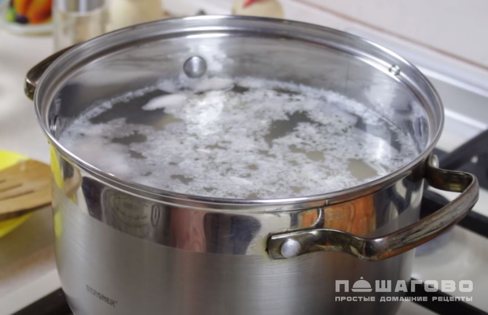 Фото приготовления рецепта: Куриный суп с яйцом - шаг 6