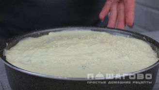 Фото приготовления рецепта: Заливной пирог с печенью и рисом - шаг 8
