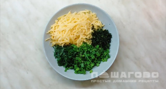 Фото приготовления рецепта: Чебуреки из лаваша с сыром на сковороде - шаг 2