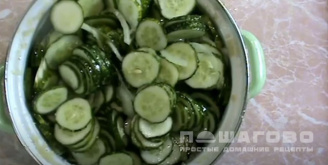 Фото приготовления рецепта: Сырой салат из огурцов на зиму - шаг 7