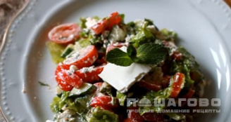 Фото приготовления рецепта: Греческий салат с мятой - шаг 7