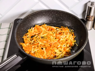 Фото приготовления рецепта: Картофельная запеканка с капустой - шаг 2