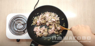 Фото приготовления рецепта: Гречка с курицей и грибами - шаг 6