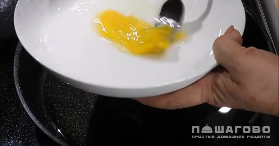 Фото приготовления рецепта: Мясо по-французски на сковороде - шаг 7