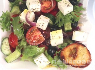 Фото приготовления рецепта: Греческий салат с сыром фетакса - шаг 4