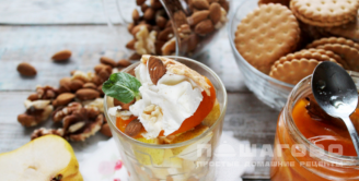 Фото приготовления рецепта: Орехово-фруктовый трайфл с мороженым - шаг 7
