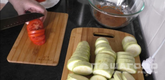Фото приготовления рецепта: Кабачки в духовке с помидорами и сыром - шаг 1