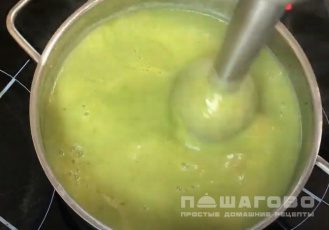 Фото приготовления рецепта: Вегетарианский суп-пюре из брокколи - шаг 4