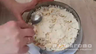 Фото приготовления рецепта: Салат Мимоза с горбушей и сыром - шаг 2