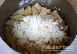 Фото приготовления рецепта: Салат с ананасами грибами и курицей - шаг 6