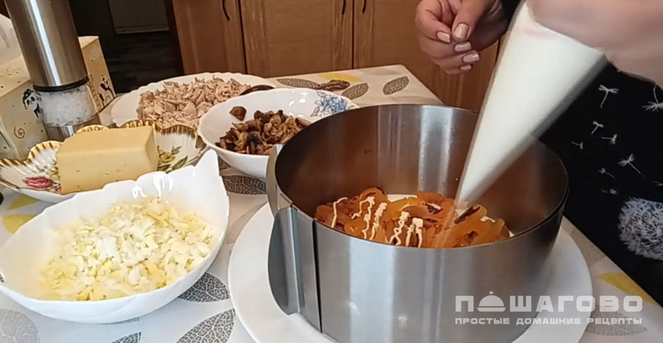 Фото приготовления рецепта: Салат с курагой и курицей - шаг 6