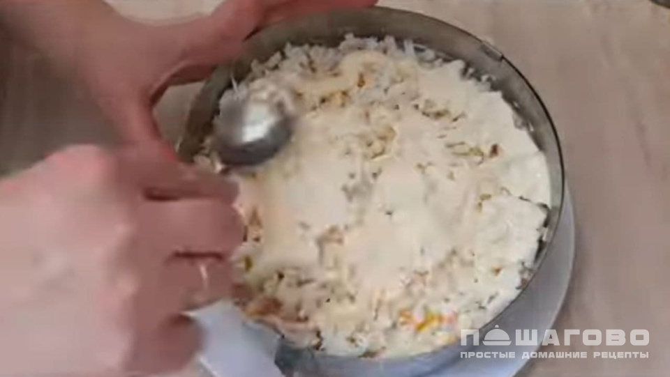 Фото приготовления рецепта: Салат Мимоза с горбушей и сыром - шаг 2